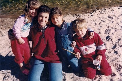 En 1996, Sofía con su mamá y hermanos