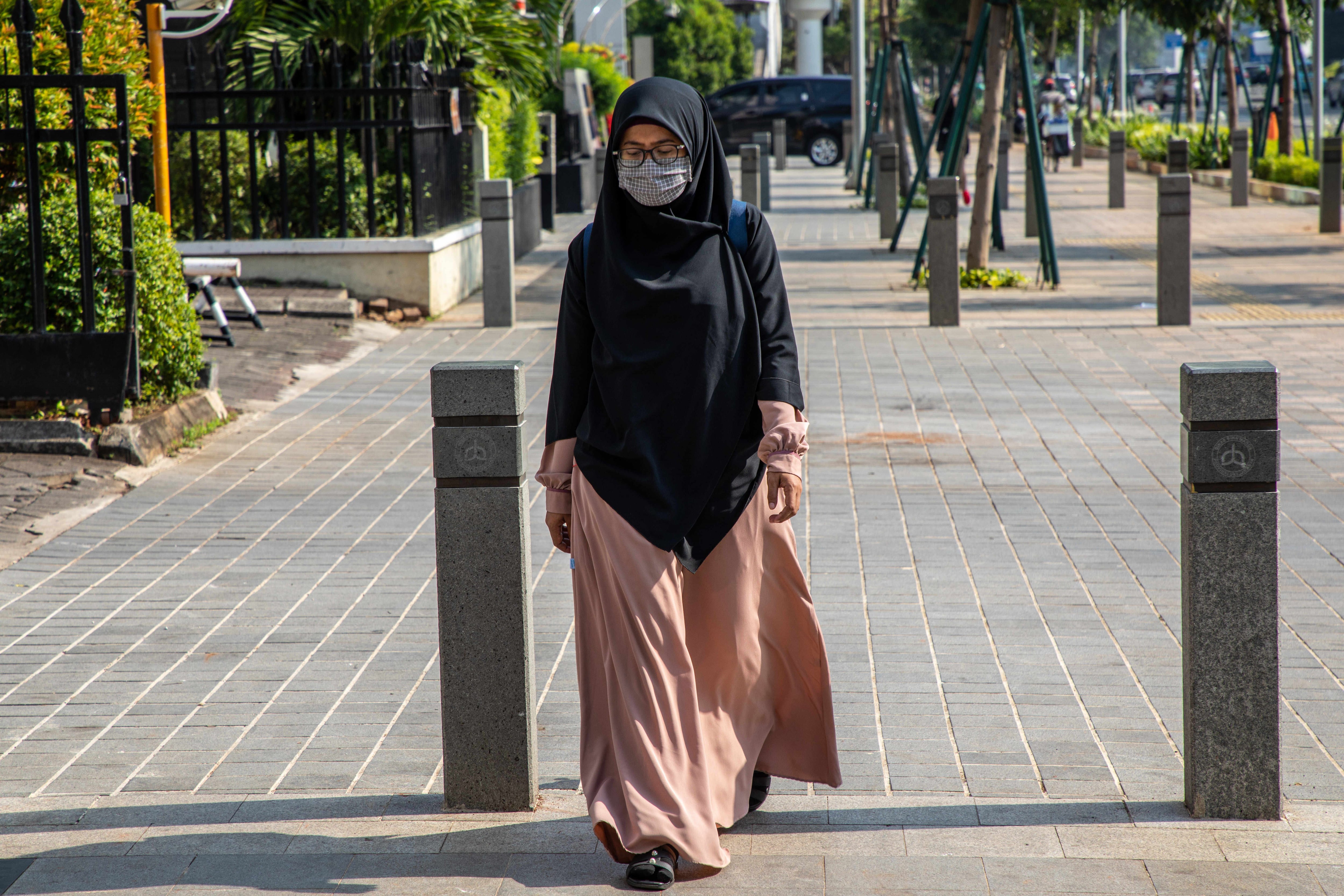 05/02/2021 Una mujer cruza un paso de peatones en Indonesia. POLITICA ASIA INDONESIA INTERNACIONAL DONAL HUSNI / ZUMA PRESS / CONTACTOPHOTO 