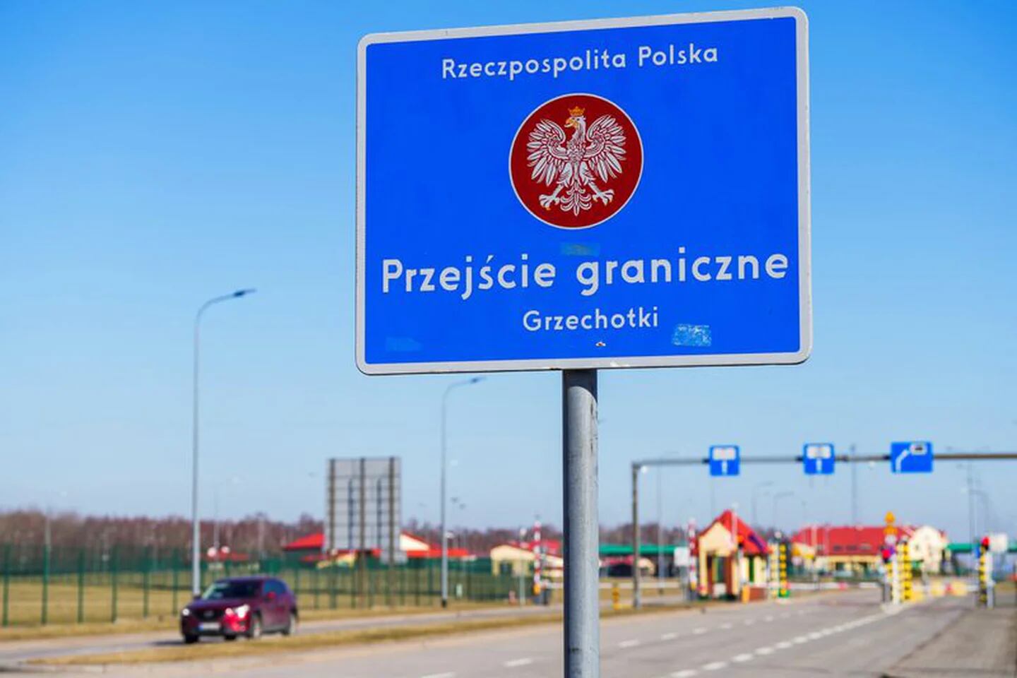FOTO DE ARCHIVO: Una señal en el paso fronterizo entre Polonia y el enclave ruso de Kaliningrado, en Grzechotki, Polonia, el 2 de marzo de 2022. REUTERS/Aleksandra Szmigiel