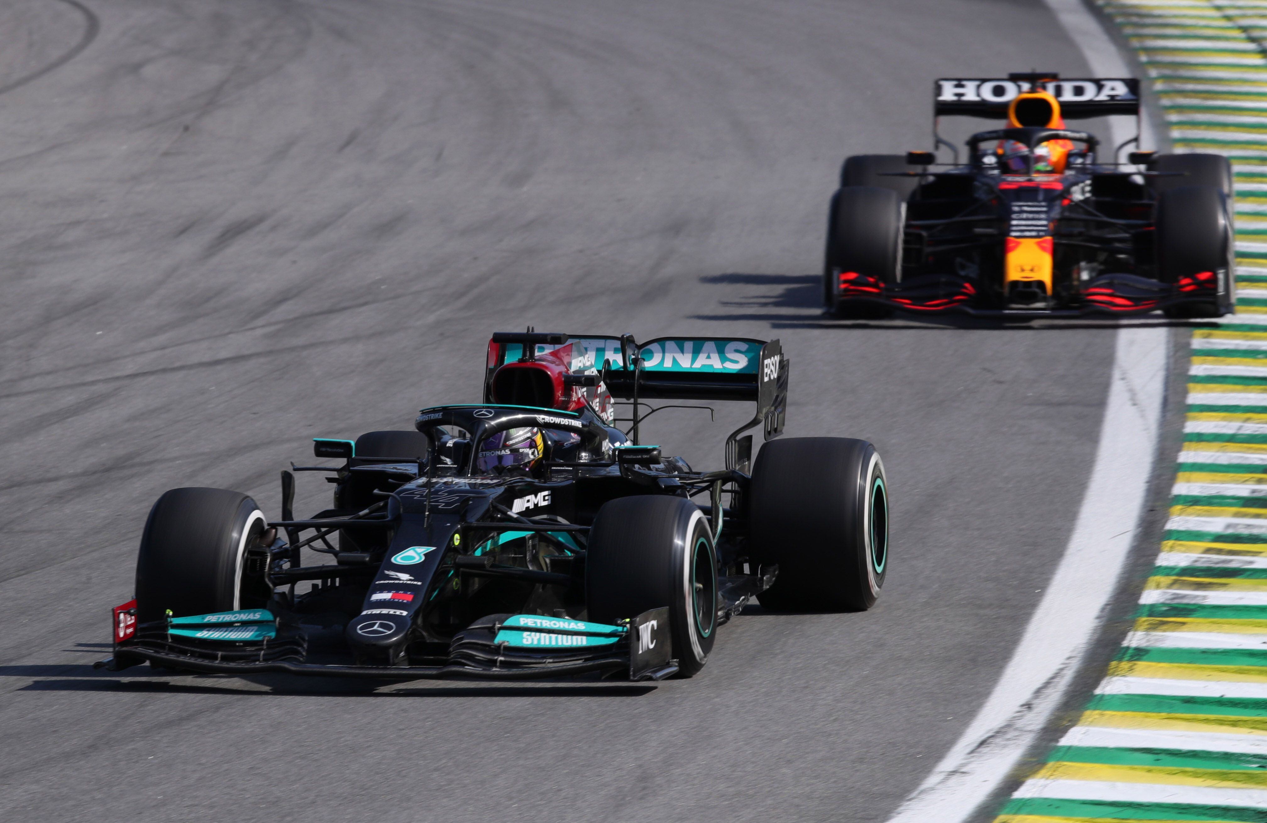 Lewis Hamilton delante de Max Verstappen en Interlagos, donde estrenó su "motor-cohete" (REUTERS/Amanda Perobelli)