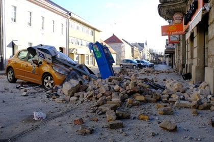 Un auto destruido tras el sismo (Reuters)