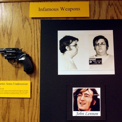 El arma con que Mark David Chapman asesinó a John Lennon, expuesta en el museo de a Policía de Nueva York (REUTERS/Chip East)