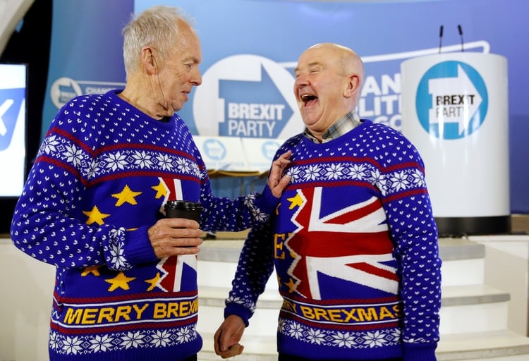 Barry Clarkson, 79, and Alastair Sutcliffe, 71, en una concentración a favor de la salida de la Unión Europea en la que habló Nigel Farage REUTERS/Phil Noble
