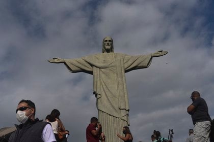 FOTO DE ARCHIVO: Personas con mascarillas por el coronavirus junto al Cristo Redentor de Río de Janeiro en octubre de 2020 (FABIO TEIXEIRA / ZUMA PRESS / CONTACTOPHOTO) 