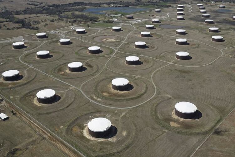 Tanques de almacenamiento de petróleo en esta vista aérea del centro de distribución de Cushing en Oklahoma, EEUU.