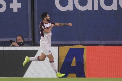 Nicols Orsini celebra uno de sus dos goles en el primer tiempo para Lans contra Boca