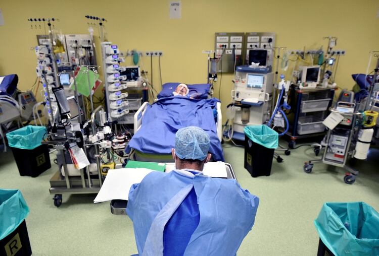 Un trabajador sanitario en una Unidad de Cuidados Intensivos en el hospital San Raffaele de Milan (REUTERS/Flavio Lo Scalzo)