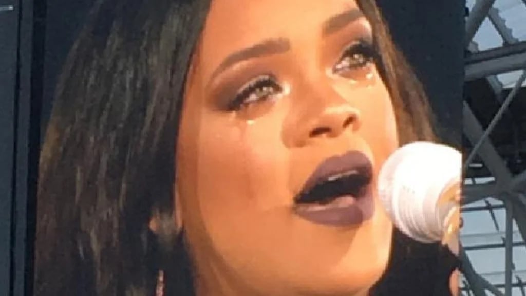 Rihanna, emocionada en pleno concierto