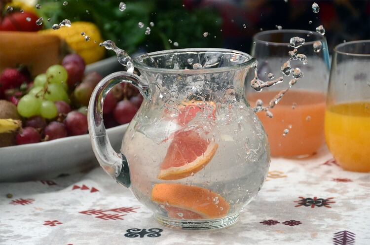 Agua con frutas, ideal para los días de verano (Matías Arbotto)