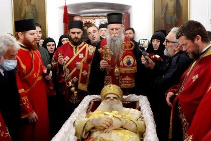 El patriarca de la Iglesia ortodoxa Serbia, Irinej, ofició la liturgia por el difunto metropolitano Amfilohije (REUTERS/Stevo Vasiljevic)