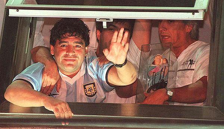 Con la camiseta de la selección argentina firmada por Saviola, Maradona se asomó desde una habitación de la Clínica Sacre Coeur para saludar a la gente que rezaba por él y gritaba 