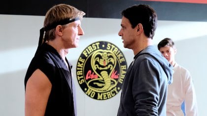 Viejos conocidos: Johnny Lawrence y Daniel LaRusso hoy, en una escena de "Cobra Kai" (Foto: Guy D'Alema/Sony/YouTube/Kobal/Shutterstock)