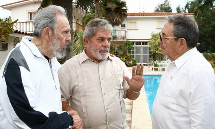 Los hermanos Castro, Fidel y Raúl, reciben a Lula (centro) en La Habana, Cuba en 2010. 