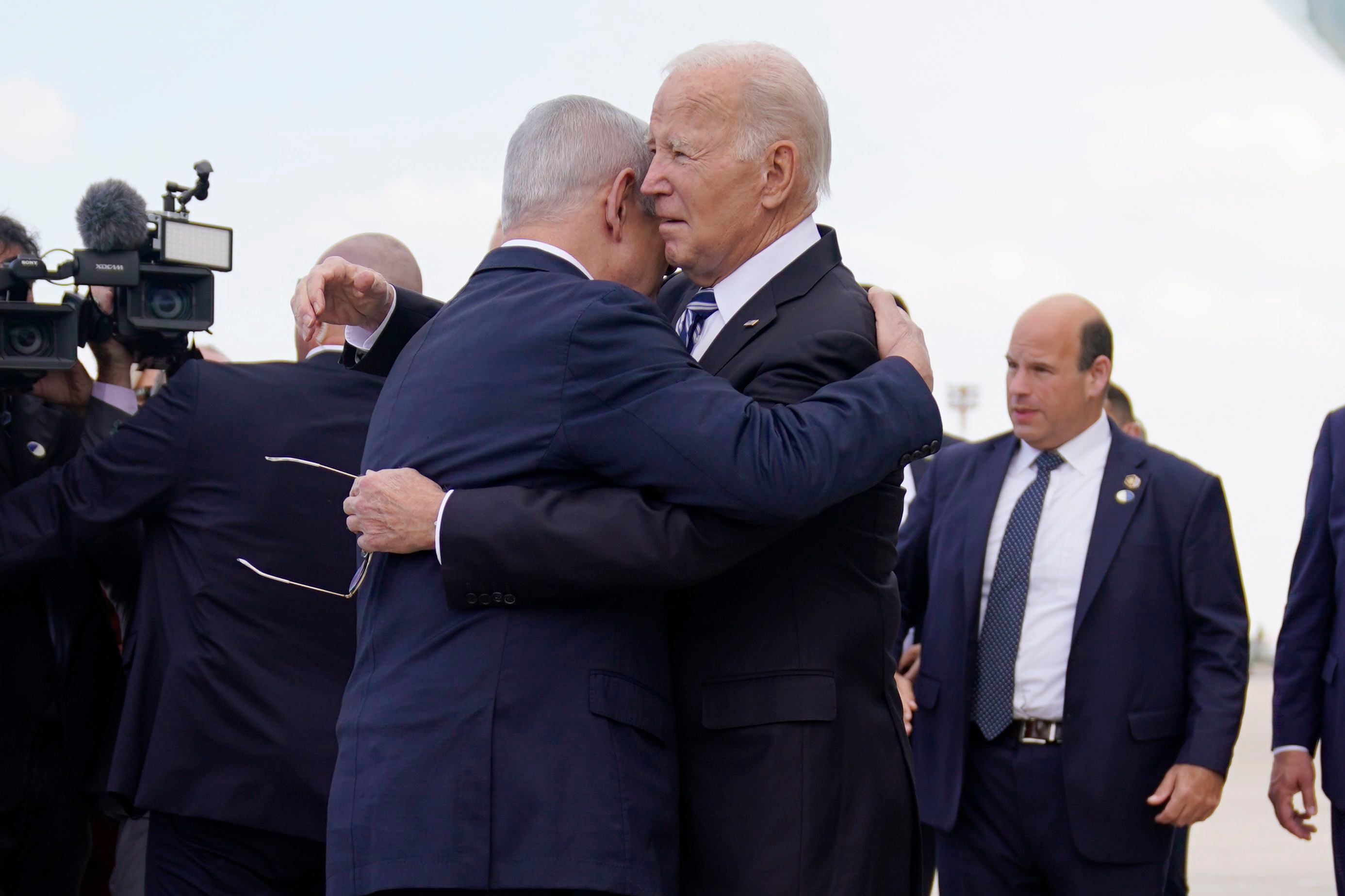 Netanyahu recibió a Biden con un abrazo (AP)