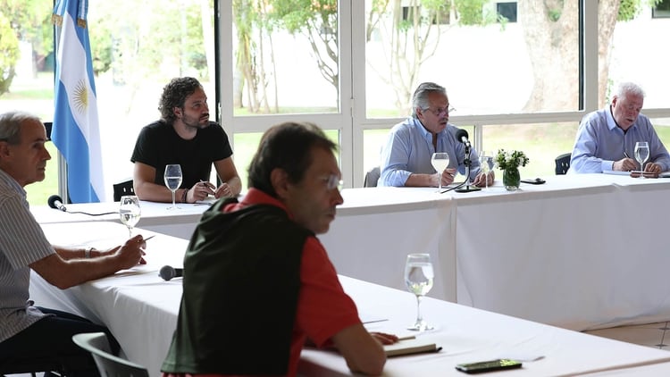 Alberto Fernández junto al jefe de Gabinete, Santiago Cafiero, y el ministro de Salud