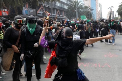 Las mujeres lanzaron cócteles molotov y la policía respondió con fuegos artificiales y extintores (Foto: Carlos Jasso / Reuters)