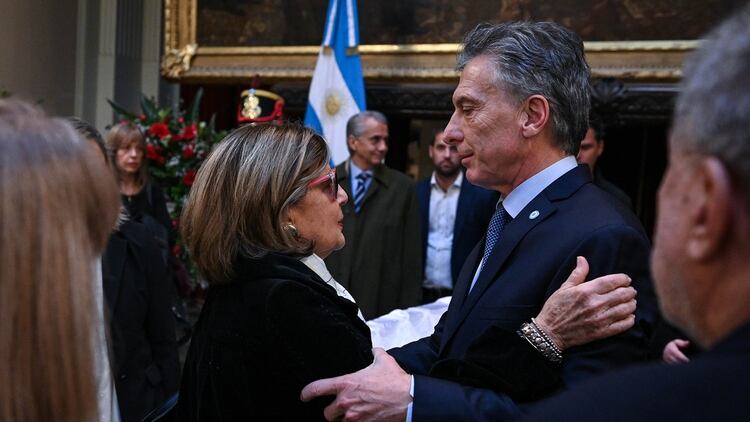Mauricio Macri saluda a la viuda de Fernando de la RÃºa, InÃ©s PertinÃ©