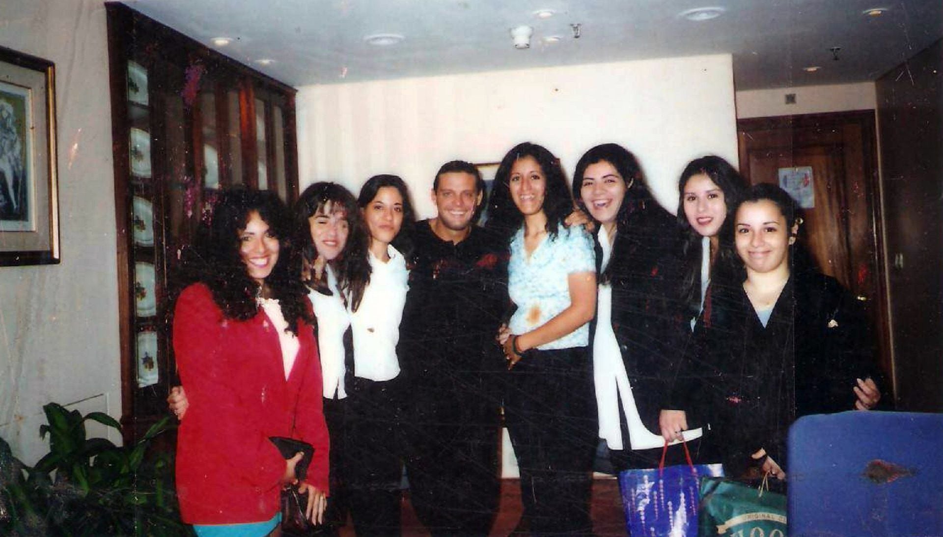 Algunas miembros del club de fans en 2002 junto al artista 