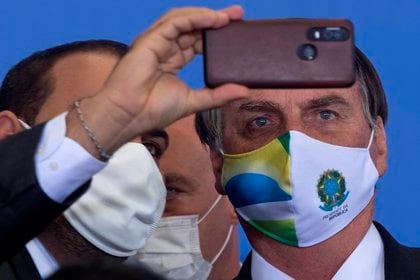 El presidente de Brasil, Jair Bolsonaro, es acusado de promover las conductas que alientan los contagios y muertes EFE/Joédson Alves
