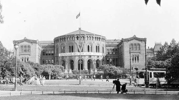 El edificio del parlamento noruego bajo ocupación nazi  en mayo de 1941