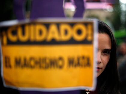 En Colombia, la línea de atención púrpura 155 tuvo un incremento del 103 % de llamadas el primer mes del aislamiento preventivo, vigente desde el 25 de marzo, y al menos 21 mujeres fueron asesinadas, según la Fundación Feminicidios Colombia. EFE/Archivo
