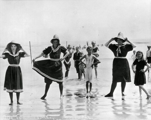 En 1920, mujeres junto a sus niÃ±os en orilla de las playas con vestidos que dejaban al descubierto sus piernas y brazos. El sombrero, un Ã­tem fundamental