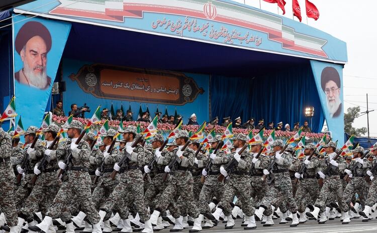 El presidente iraní Hassan Rouhani observa un desfile militar (AFP)