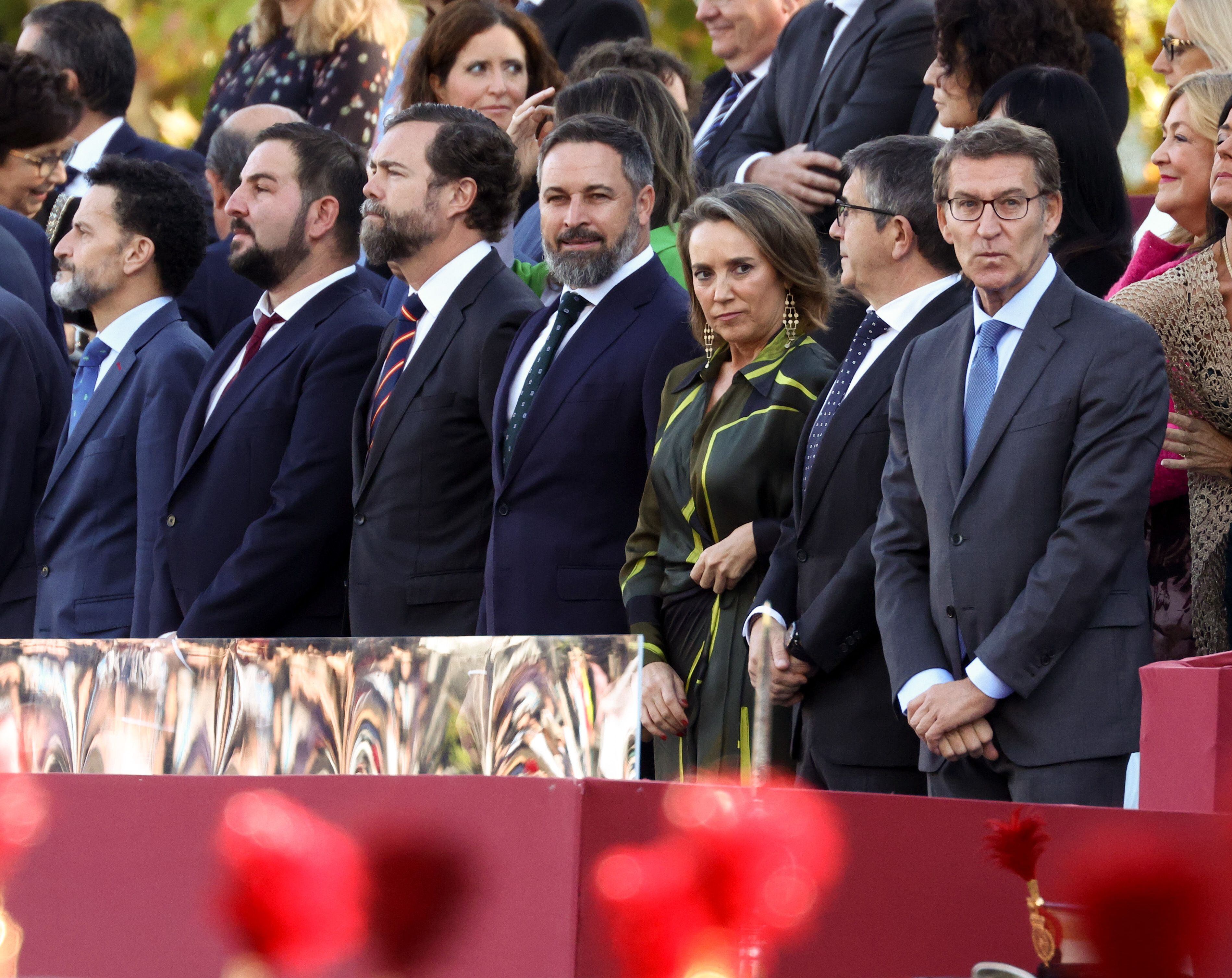 El presidente del PP, Alberto Núñez Feijóo, y el líder de Vox, Santiago Abascal, en el Día de la Hispanidad, a 12 de octubre de 2022 (Eduardo Parra / Europa Press)