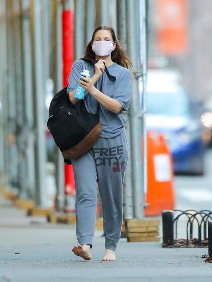 Drew Barrymore fue fotografiada caminando descalza por la calle. Llevaba un conjunto gris, cargaba una mochila negra y una botella de agua