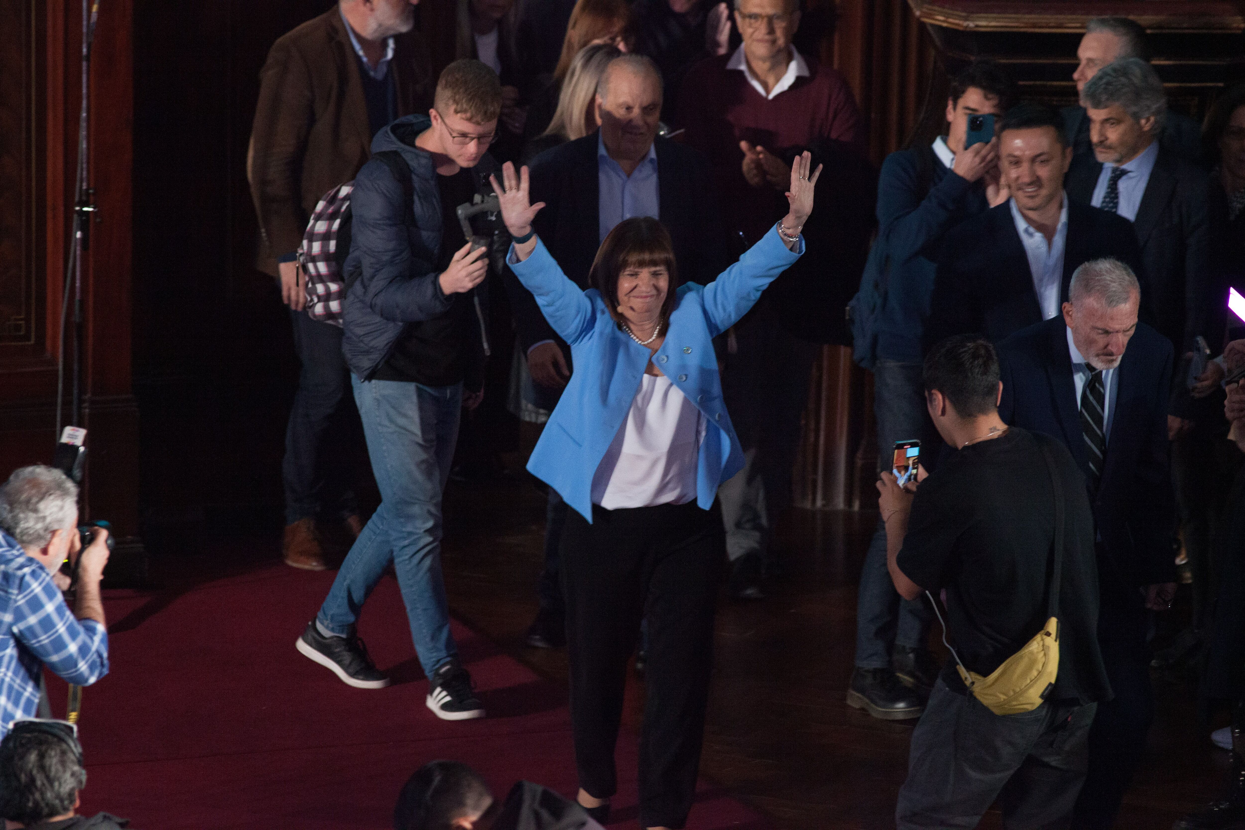 La entrada de Patricia Bullrich, como si fuera una estrella de rock (Foto: Roberto Almeida)