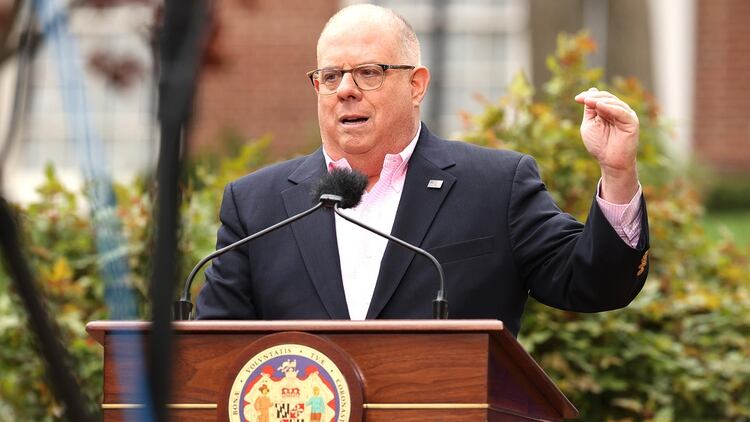 El gobernador de Maryland, Larry Hogan, habla con los periodistas durante una sesión informativa el 17 de abril de 2020 en Annapolis, Maryland (Chip Somodevilla/Getty Images/AFP)