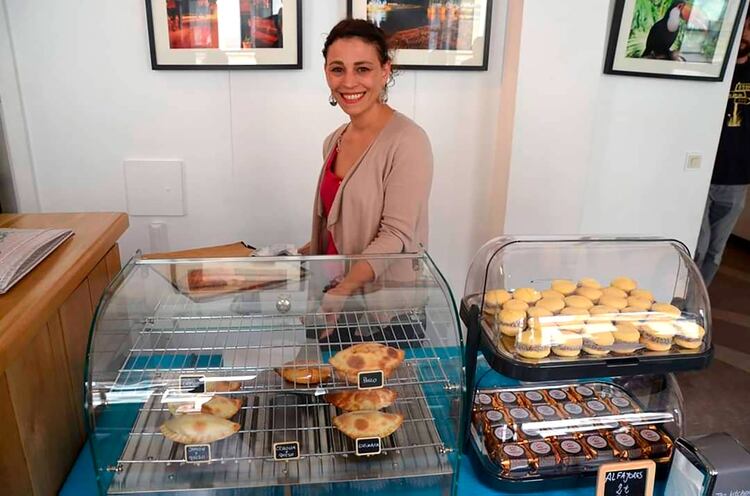 Aldana tiene su propio atelier dónde produce empanadas de seis sabores y otras delicias argentinas. En 2018 ganó el concursocouleur café que reconoce a los puestos de comida callejeros