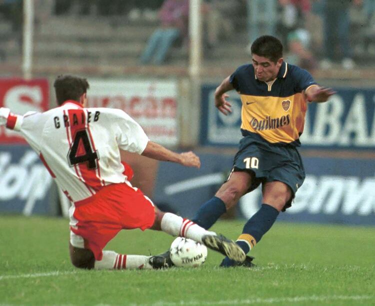 A punto de rematar ante la marca de Rodolfo Graieb en un encuentro ante Huracán disputado en Parque Patricios (Clausura 1999)