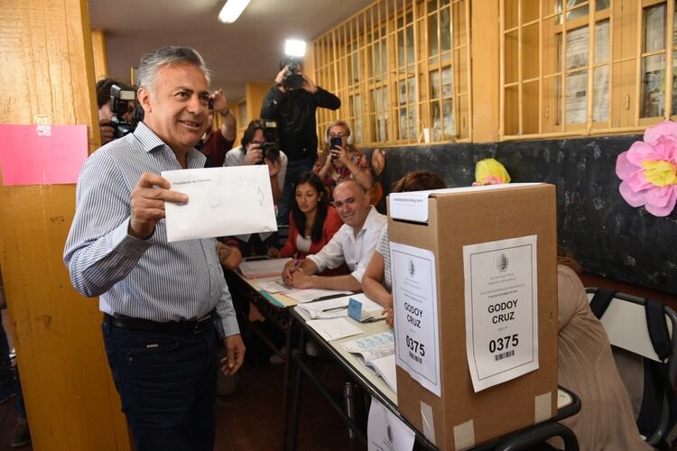 El gobernador Alfredo Cornejo votó en una escuela de Godoy Cruz