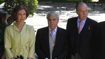 En la entrega de los premios Cervantes, en 2009 junto a los entonces reyes de EspaÃ±a (AFP) 