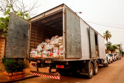 Un camión cargado con víveres, que la familia del secuestrado ex vicepresidente Óscar Denis entregará a comunidades del norte paraguayo (EFE/Nathalia Aguilar)