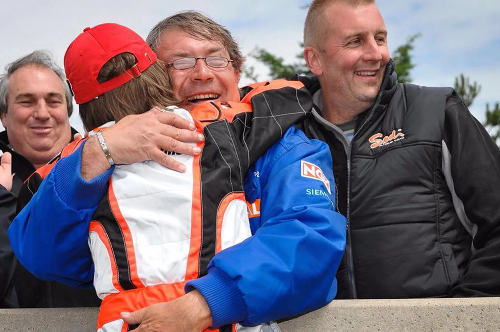 Charles festeja con su padre Hervé, en la época del karting. Como falleció en 2017 nunca pudo mostrarle a su papá el logro de llegar a la F1, pero se lo adelantó con una mentira piadosa.