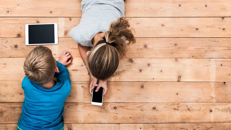 Existen diferentes aplicaciones que permiten rastrear la ubicación de los menores, y monitorear su actividad en el celular (Getty Images)