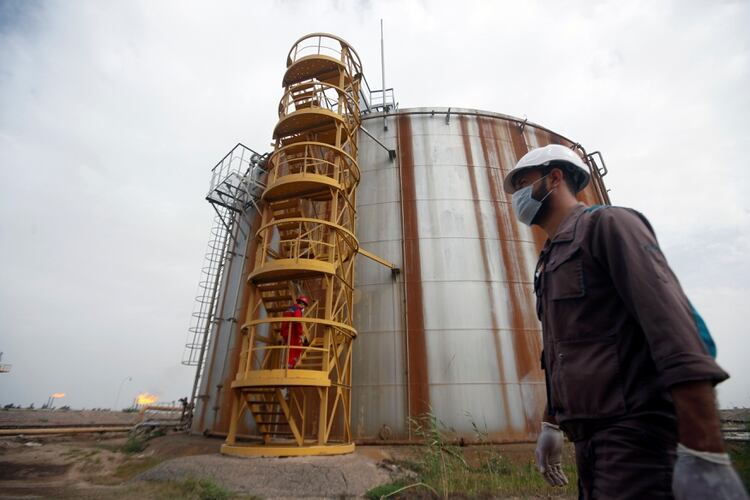 Un trabajador petrolero con barbijo en el campo petrolero de Nahr Bin Umar, Iraq (REUTERS/Essam Al-Sudani)