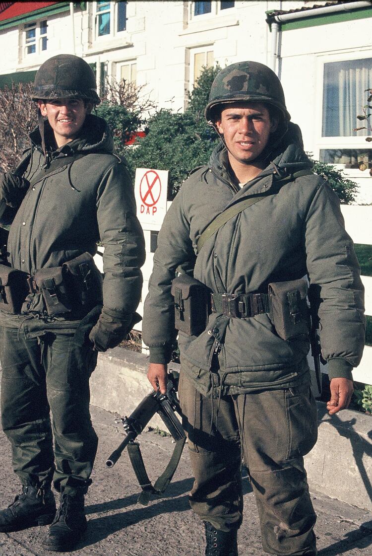 Soldados Echave y Benítez en Puerto Argentino. (Gentileza E. Ritondo)
