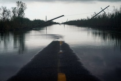 Postes de electricidad derribados tras el huracán Laura, Luisiana.  REUTERS / Elijah Nuevo