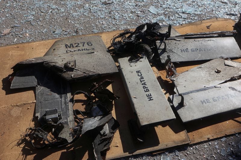 Partes de lo que las autoridades ucranianas consideran un drone suicida Shahed-136 de fabricación iraní, encontradas después de un ataque en Kharkiv (Reuters)