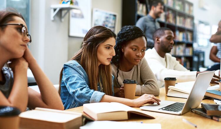 Los egresados se reciben de actuarios después de estudiar un promedio de 5,5 años. Actualmente el promedio es de 50 profesionales por año. En total existen cerca de 1.100 egresados hasta hoy.