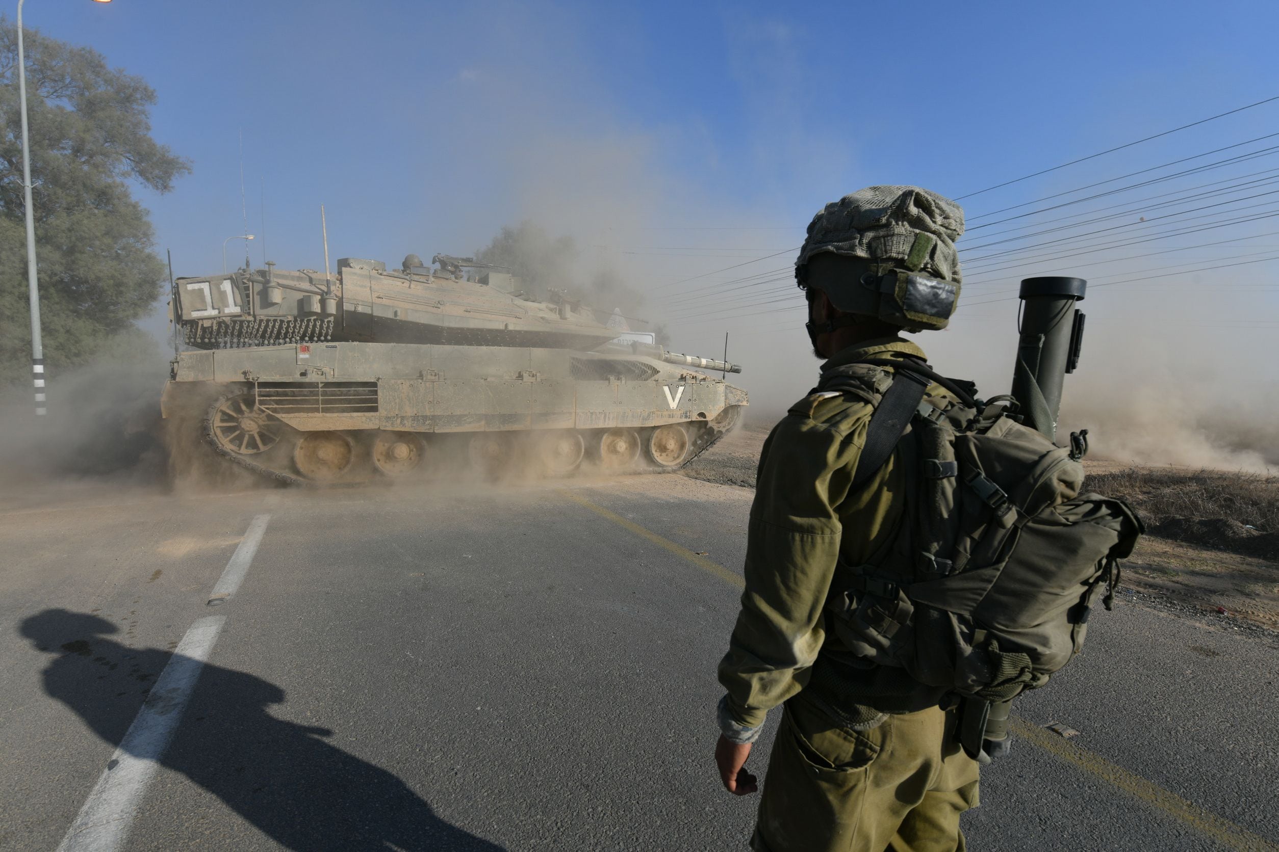 Un soldado israelí y un vehículo blindado desplegado cerca de la frontera entre Israel y Gaza, en el sur de Israel. Las Fuerzas de Defensa de Israel (IDF) ordenaron el viernes a los residentes de la populosa ciudad de Gaza que evacuaran hacia el sur en 24 horas. Europa Press/Contacto/JINI/Archivo
