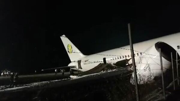 Sufrió un problema hidráulico poco después de su despegue y regresó al aeropuerto, donde chocó y se salió de la pista