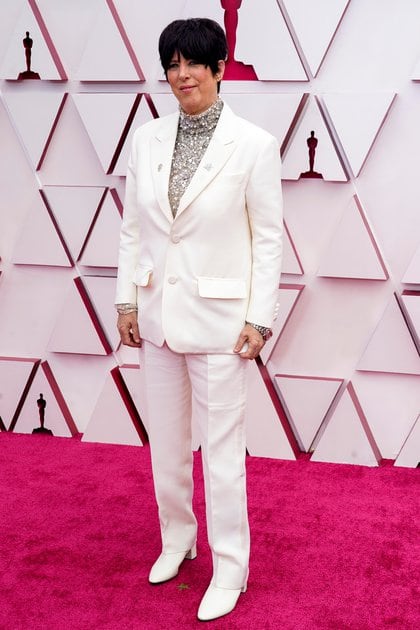 Diane Warren - "Diane está con un traje blanco cuello tortuga el la blusa con piedras tipo Swarovski", analizó la diseñadora Maureene Dinar. Para Patricia Profumo "es un outfit muy acertado, con una base de polera totalmente bordada, entramada y un estilo total white, con sus zapatos que le da una elegancia acompañado por su corte de pelo y maquillaje austero"