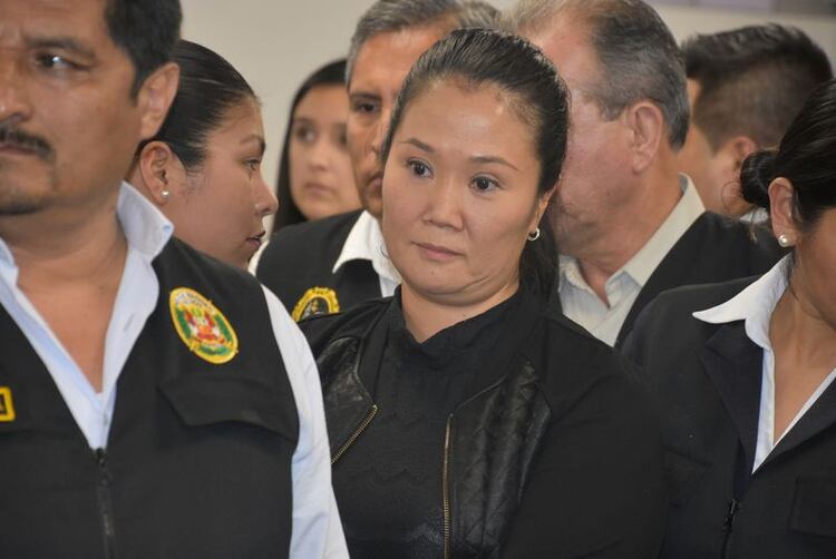 Keiko Fujimori es escoltada por agentes de policía después de que un juez le ordenó que volviera a la cárcel en espera de un juicio por las acusaciones de que usó a su partido para lavar dinero para la empresa brasileña Odebrecht el 31 de octubre de 2018 (Cortesía del Palacio de Justicia/Handout vía REUTERS)