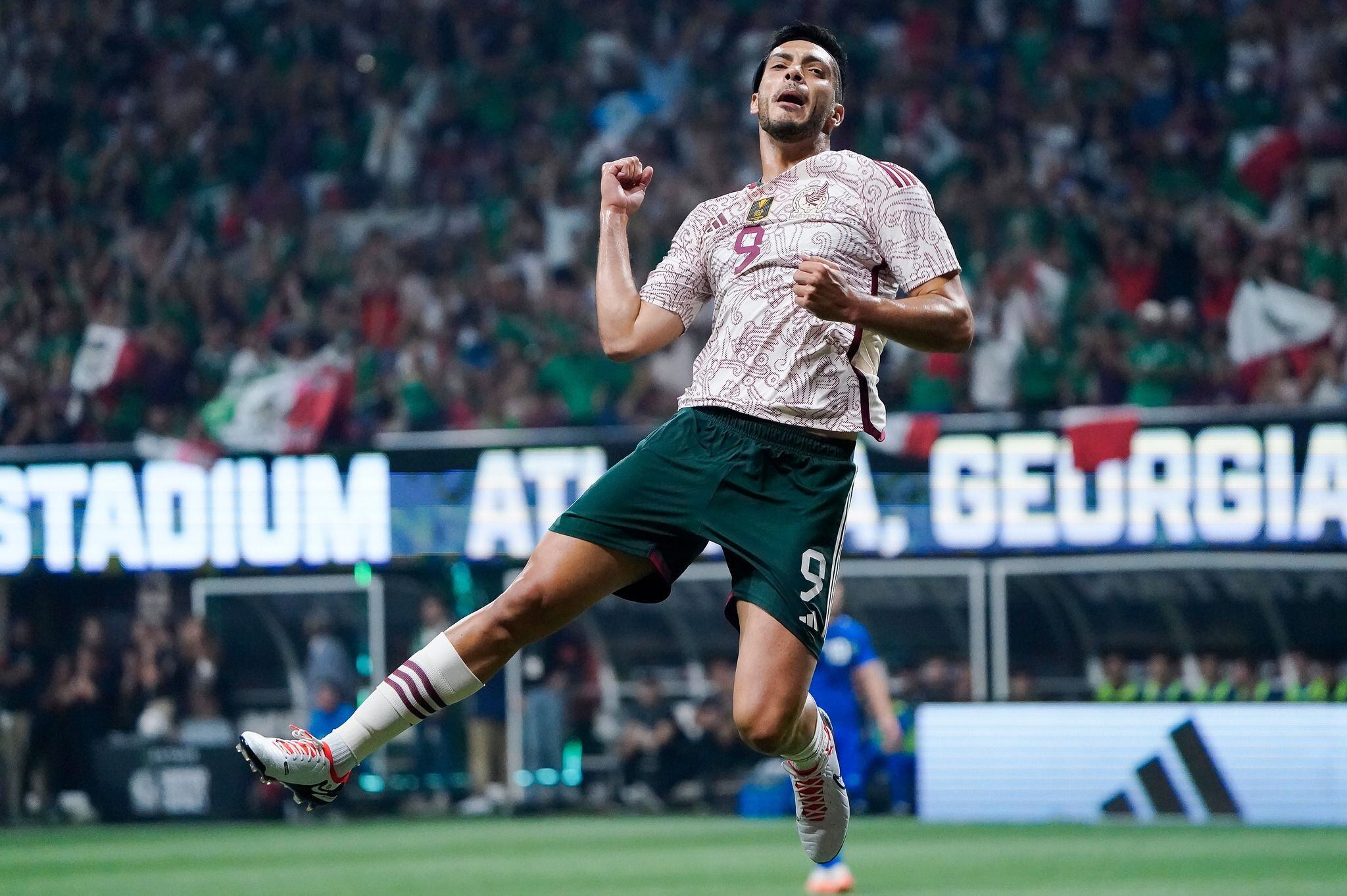 Raúl Jiménez celebra con pasión su histórico gol en jugada durante el amistoso contra Uzbekistán