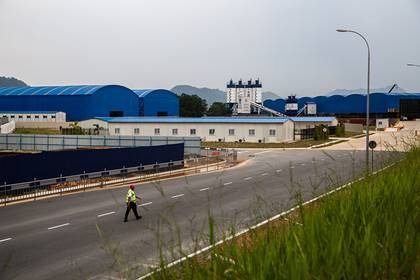 Un sitio ahora abandonado donde la China Communications Construction Company, propiedad de Beijing, estaba ejecutando la construcción del East Coast Rail Link, en Bentong, Malasia (Lauren DeCicca / The New York Times)