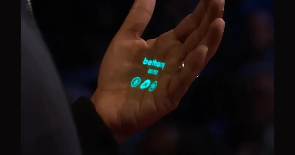 Questo dispositivo proietta uno schermo nella tua mano e cerca di porre fine all’era dei telefoni cellulari